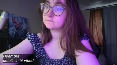 Snapshot of el_sweety chatting on February 10, 1:01 pm If you like it when I meow give me a thumbs up online show from February 10, 1:01 pm
