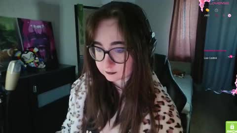Snapshot of el_sweety chatting on September 26, 9:17 am If you like it when I meow give me a thumbs up online show from September 26, 9:17 am