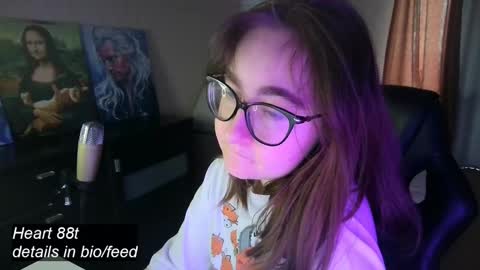 Snapshot of el_sweety chatting on February 10, 9:58 am If you like it when I meow give me a thumbs up online show from February 10, 9:58 am