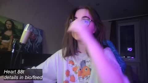 Snapshot of el_sweety chatting on February 13, 5:44 pm If you like it when I meow give me a thumbs up online show from February 13, 5:44 pm