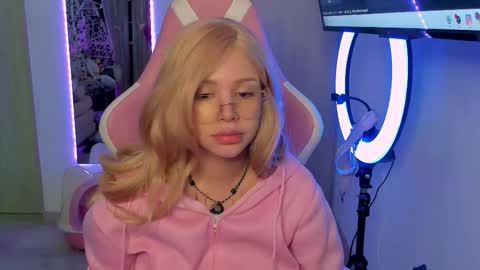 Ela online show from November 19, 6:02 am