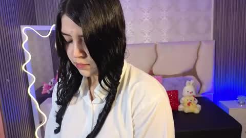 ela_tay1 online show from May 2, 7:19 pm