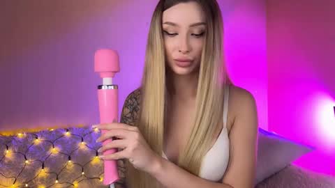 Ella online show from October 14, 10:18 am