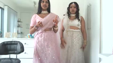 Snapshot of elegentaura chatting on October 20, 2:00 pm Kaykay online show from October 20, 2:00 pm