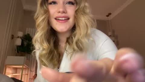 Stephanie online show from March 29, 8:10 pm