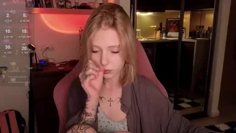 Elizabeth online show from November 25, 4:06 pm