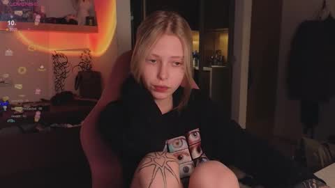 Elizabeth online show from December 3, 9:37 pm