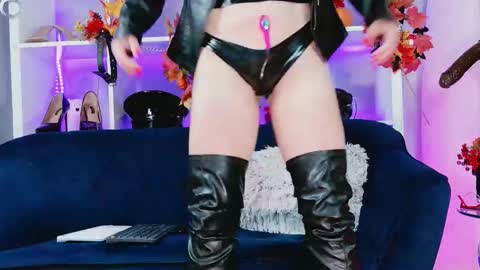 Snapshot of ella_kross chatting on September 15, 7:10 am ella_kross online show from September 15, 7:10 am