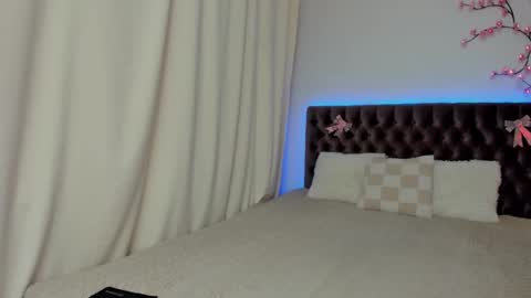 Snapshot of ella_mayers chatting on October 3, 12:35 pm Ella Mayers online show from October 3, 12:35 pm
