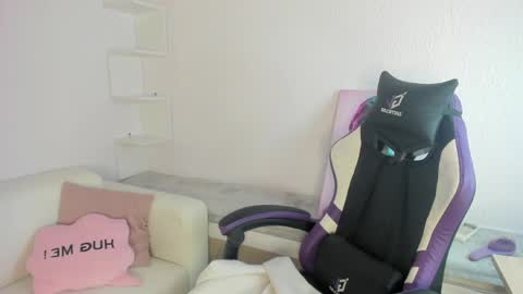 Ella online show from April 10, 6:30 am