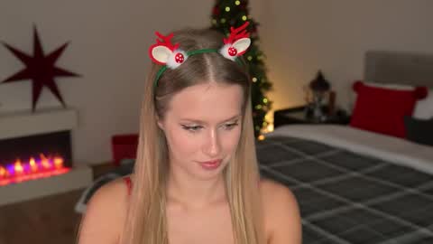 Ella online show from December 13, 7:53 pm