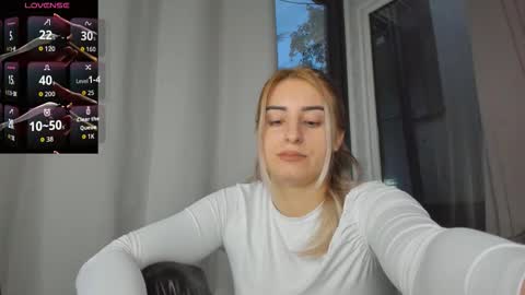 ella_vee online show from October 8, 4:29 am