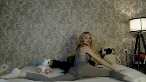 ellamilla online show from November 14, 11:45 am