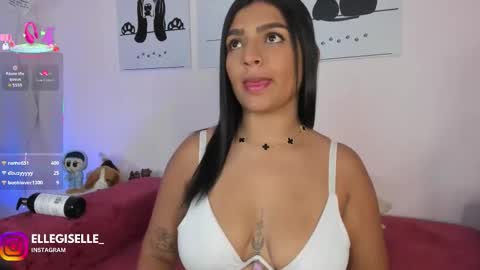 Snapshot of ellegisellee chatting on October 5, 8:12 am Yiss online show from October 5, 8:12 am
