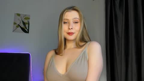 Snapshot of elliedi chatting on September 18, 9:08 pm elliedi online show from September 18, 9:08 pm