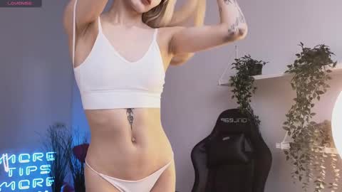elliefrost online show from February 13, 12:24 am