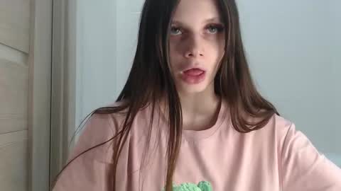 Snapshot of elliewalkersdreamgirl chatting on February 17, 8:27 pm Effie1818 online show from February 17, 8:27 pm