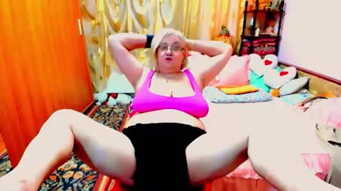 Snapshot of ellyhot53 chatting on September 24, 1:23 am ellyhot53 online show from September 24, 1:23 am