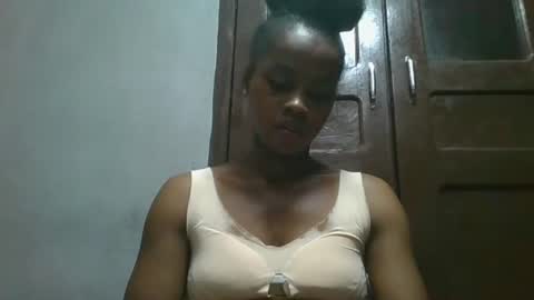 elodie228680 online show from May 8, 4:18 am