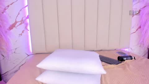 Snapshot of elody_rousse chatting on October 18, 1:26 pm elody_rousse online show from October 18, 1:26 pm