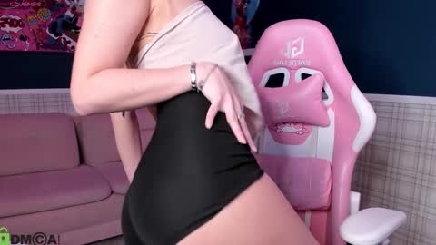 Snapshot of elsa_carterr chatting on October 7, 9:05 am elsa_carterr online show from October 7, 9:05 am