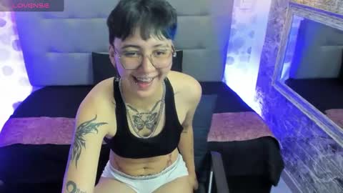 Snapshot of emahills__axelrose chatting on September 22, 9:08 pm emahills__axelrose online show from September 22, 9:08 pm