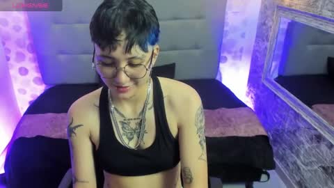 Snapshot of emahills__axelrose chatting on September 26, 8:33 am emahills__axelrose online show from September 26, 8:33 am