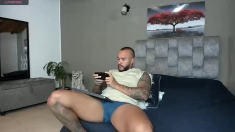 Snapshot of emanuelspencer chatting on February 13, 12:57 am emanuelspencer online show from February 13, 12:57 am