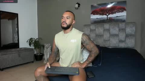 Snapshot of emanuelspencer chatting on February 13, 12:00 pm emanuelspencer online show from February 13, 12:00 pm