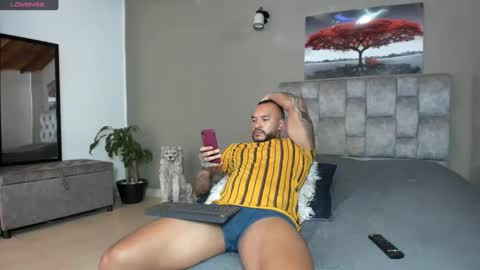 Snapshot of emanuelspencer chatting on December 12, 9:04 pm emanuelspencer online show from December 12, 9:04 pm