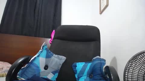 Snapshot of ember_wanda_ chatting on February 28, 9:23 pm Ember and Wanda online show from February 28, 9:23 pm