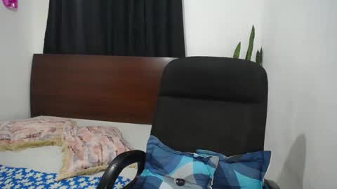 Snapshot of ember_wanda_ chatting on February 20, 1:03 am Ember and Wanda online show from February 20, 1:03 am