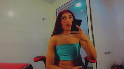 Snapshot of emeli_roushot chatting on January 18, 5:41 am Emeli online show from January 18, 5:41 am
