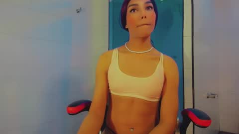 Snapshot of emeli_roushot chatting on January 20, 11:24 am Emeli online show from January 20, 11:24 am