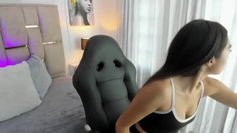 Snapshot of emelie_ch_ chatting on December 2, 9:45 pm Emily online show from December 2, 9:45 pm