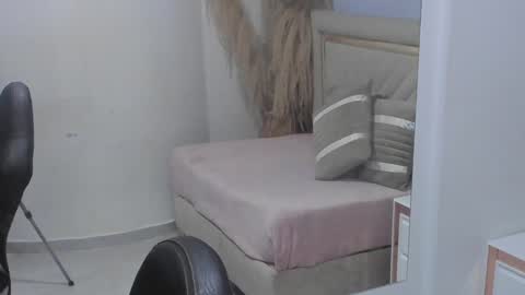 Snapshot of emelie_ch_ chatting on December 11, 6:47 am Emily online show from December 11, 6:47 am