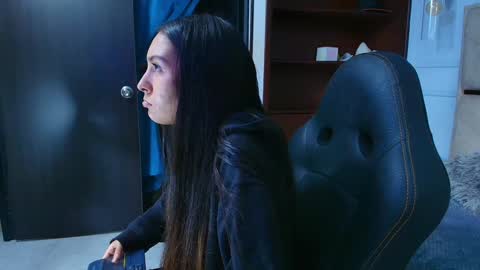 Snapshot of emelie_ch_ chatting on December 31, 12:32 am Emily online show from December 31, 12:32 am