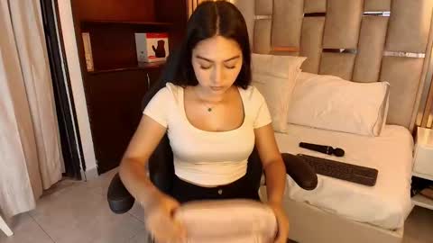 Snapshot of emelie_ch_ chatting on October 1, 10:41 pm Emily online show from October 1, 10:41 pm