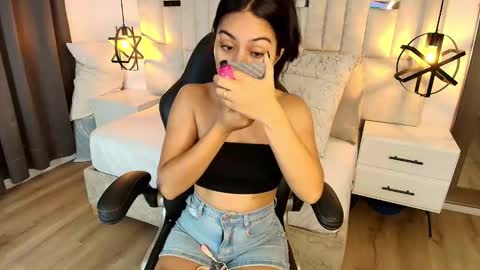 Snapshot of emelie_ch_ chatting on October 28, 11:39 pm Emily online show from October 28, 11:39 pm