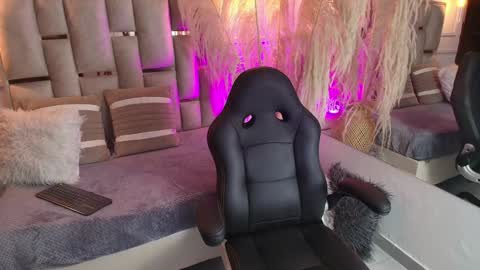 Snapshot of emelie_ch_ chatting on January 15, 1:23 am Emily online show from January 15, 1:23 am