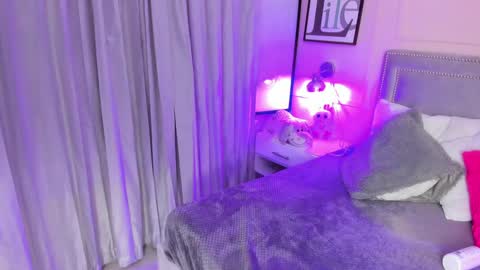 Snapshot of emelie_ch_ chatting on December 20, 12:52 am Emily online show from December 20, 12:52 am