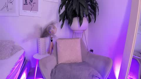 Snapshot of emely_deluxe chatting on March 9, 12:20 pm Emely online show from March 9, 12:20 pm