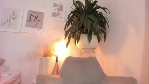 Snapshot of emely_deluxe chatting on March 7, 3:18 pm Emely online show from March 7, 3:18 pm