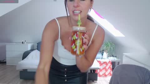 Snapshot of emerald_kittycat chatting on October 23, 9:22 am just me online show from October 23, 9:22 am