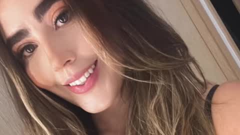 Snapshot of emi_royse chatting on March 5, 10:32 pm emi_royse online show from March 5, 10:32 pm
