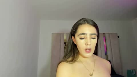 Snapshot of emi_royse chatting on October 10, 10:58 pm emi_royse online show from October 10, 10:58 pm