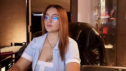 Snapshot of emiily_w1 chatting on October 17, 4:11 pm Emily online show from October 17, 4:11 pm