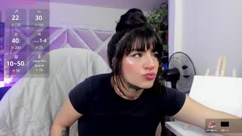 Snapshot of emilayton_ chatting on October 11, 8:23 pm emilayton_ online show from October 11, 8:23 pm