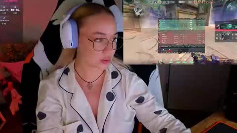 Snapshot of emili1_bc chatting on September 22, 7:18 pm Emili online show from September 22, 7:18 pm