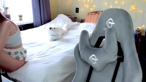 Snapshot of emili_sweet__ chatting on March 3, 12:28 pm emili_sweet__ online show from March 3, 12:28 pm